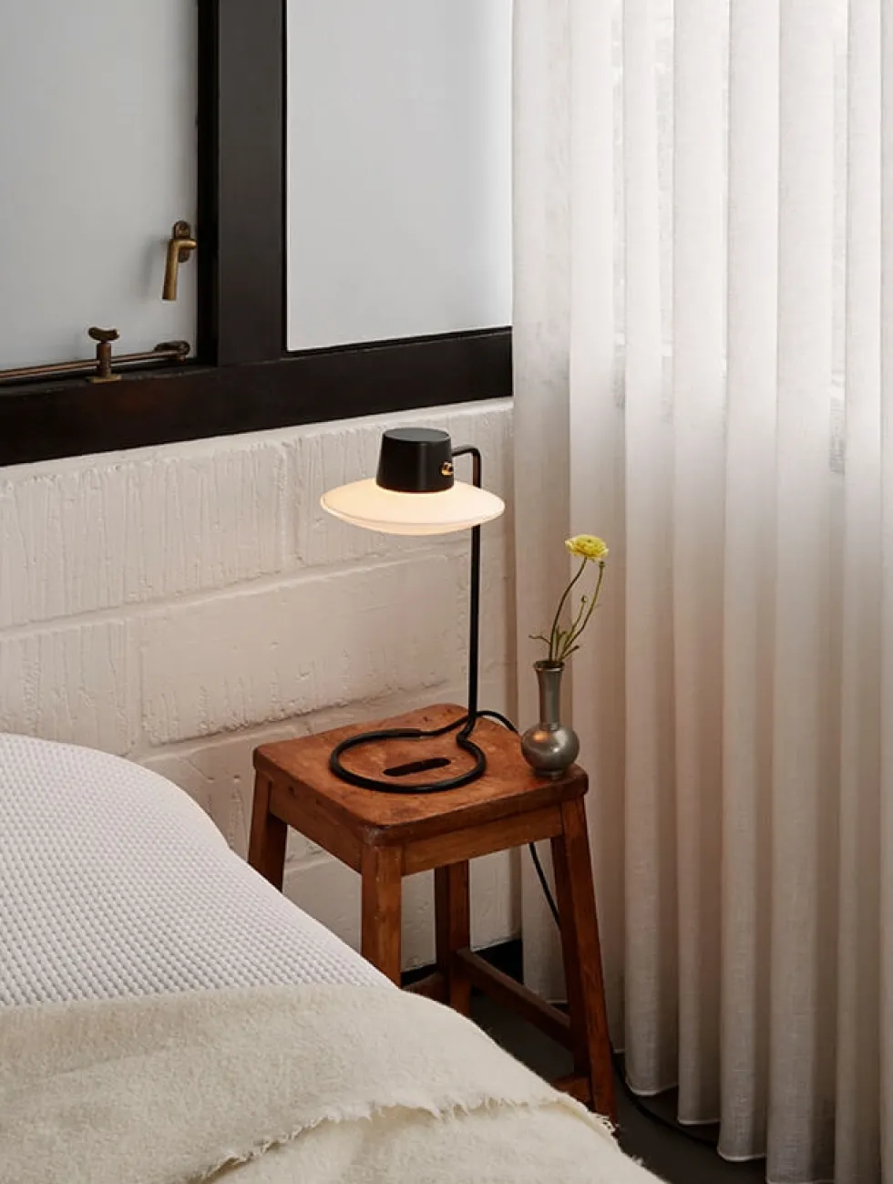 AJ Oxford 41 Bordlampe, metal sort/opal glas