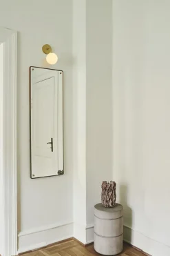 Apiales væglampe, børstet messing/opal