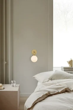 Apiales væglampe, børstet messing/opal
