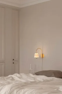 Asteea væglampe, satin messing/riflet klar
