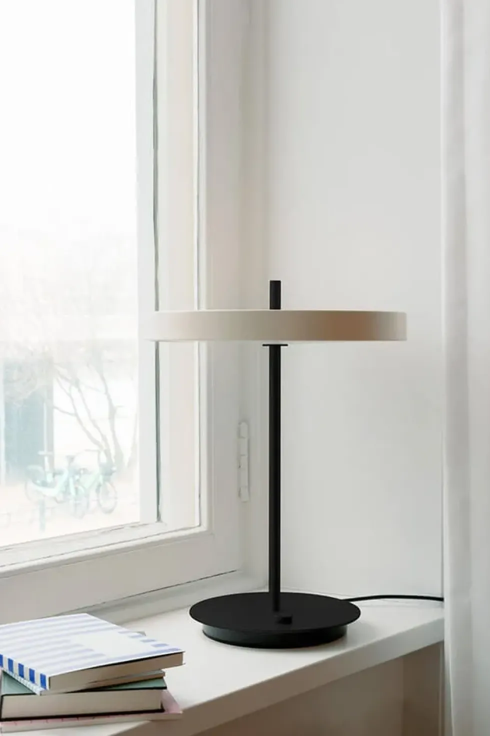 Asteria bordlampe m/USB, pearl hvid/sort