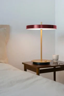 Asteria bordlampe m/USB, ruby rød/messing