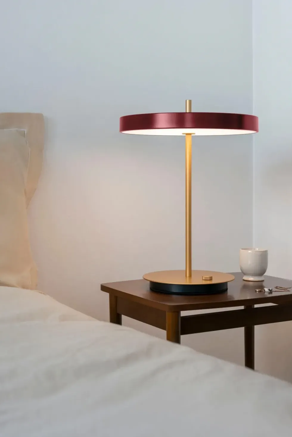 Asteria bordlampe m/USB, ruby rød/messing