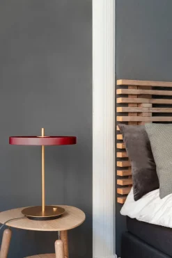 Asteria bordlampe m/USB, ruby rød/messing