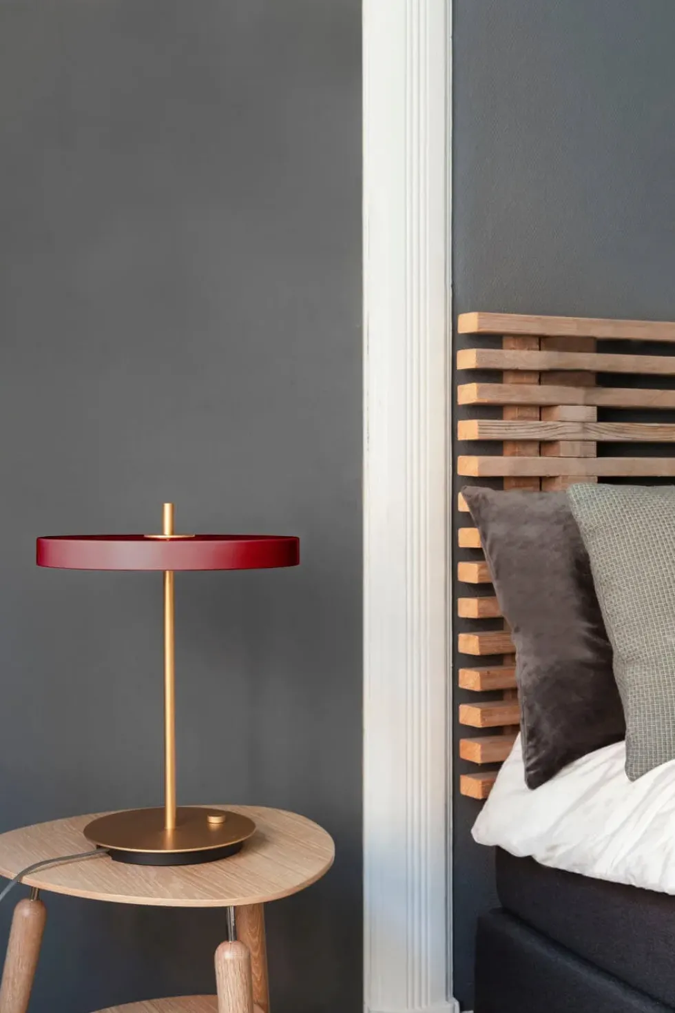 Asteria bordlampe m/USB, ruby rød/messing