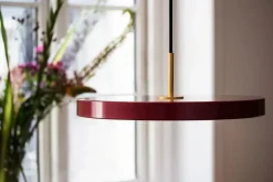 Asteria medium pendel, ruby rød/messing