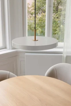 Asteria Plus medium pendel, mist grå/messing