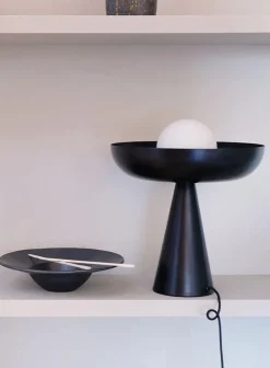 Ava bordlampe med glaskuppel, sort