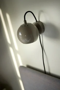 Ball væglampe, blank pale grey