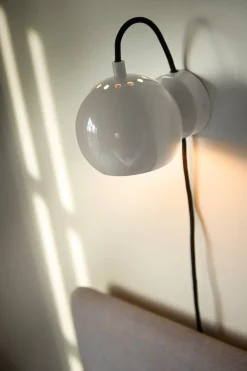 Ball væglampe, blank pale grey