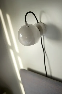 Ball væglampe, blank pale grey