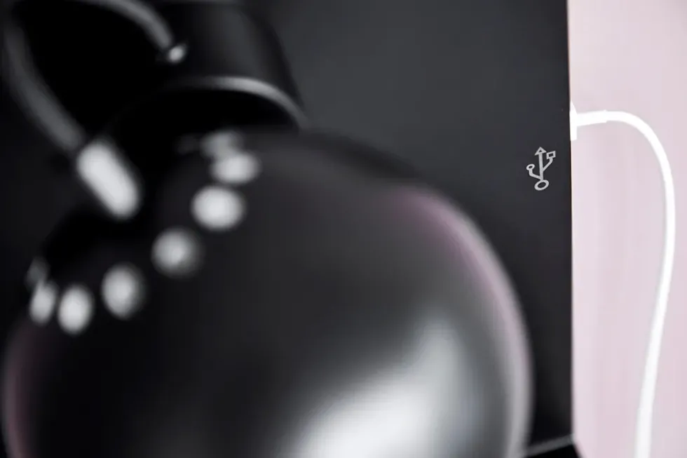 Ball væglampe m/USB, mat sort
