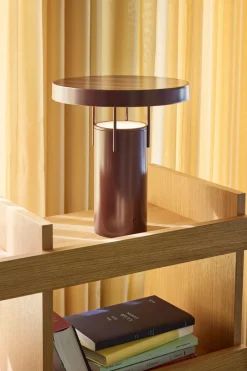 BringMe Portable bordlampe / batterilampe, metallic bourgogne