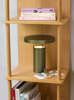 BringMe Portable bordlampe / batterilampe, metallic mørkegrøn