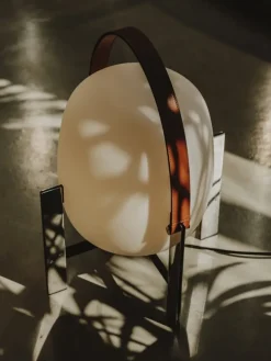 CESTA METÁLICA bordlampe m. læderhåndtag