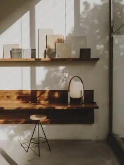 CESTA METÁLICA bordlampe m. læderhåndtag