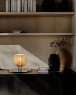 In The Sun 220 bordlampe, sort/guld