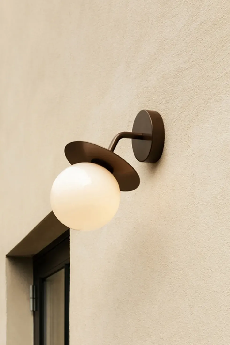 Liila Outdoor væglampe, mørk bronze/opal