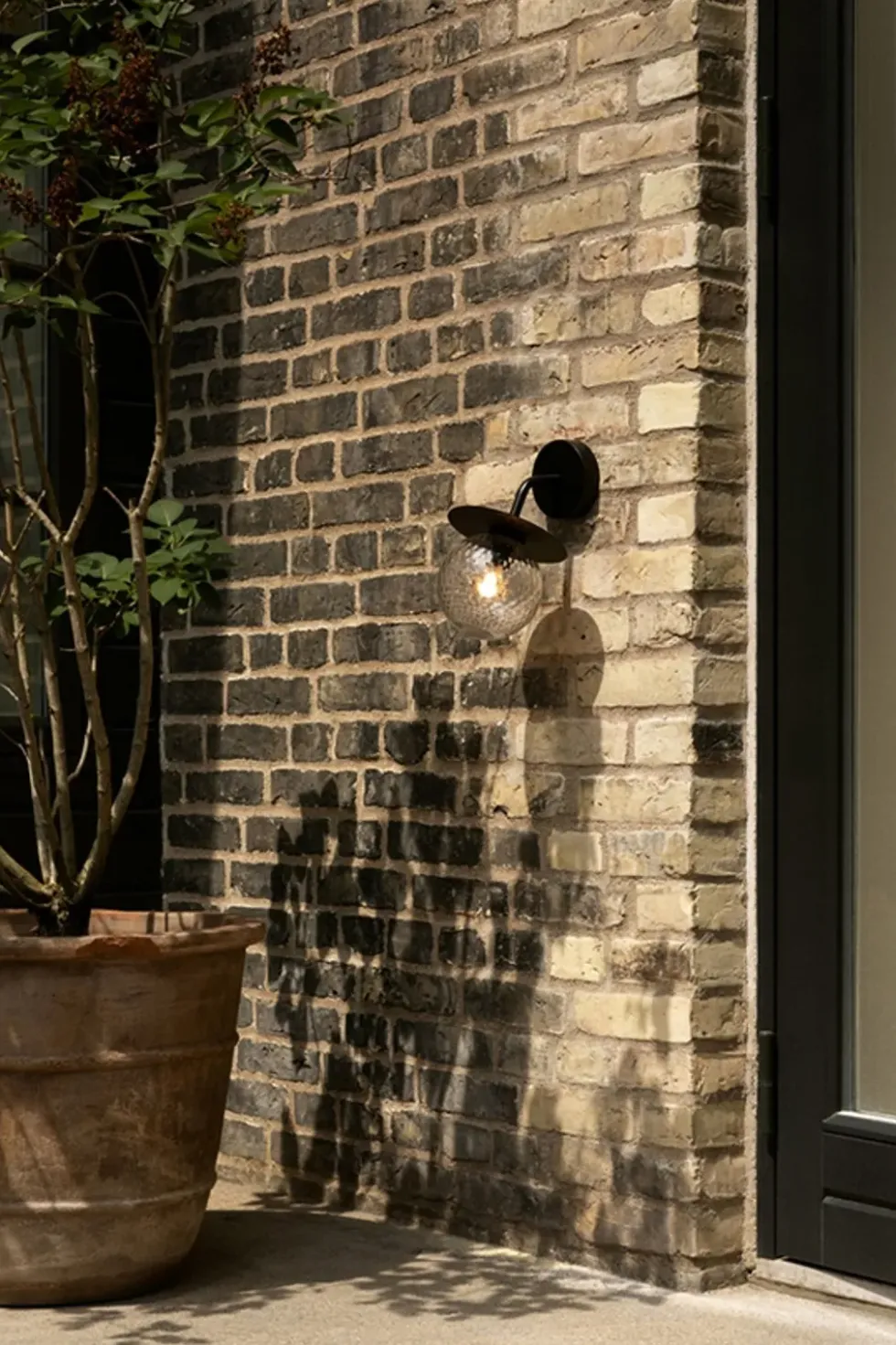 Liila Outdoor væglampe, mørk bronze/opal