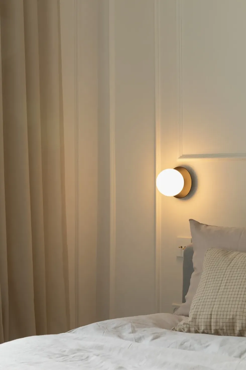 Liila 1 Small væglampe / loftlampe IP44, sort/opal
