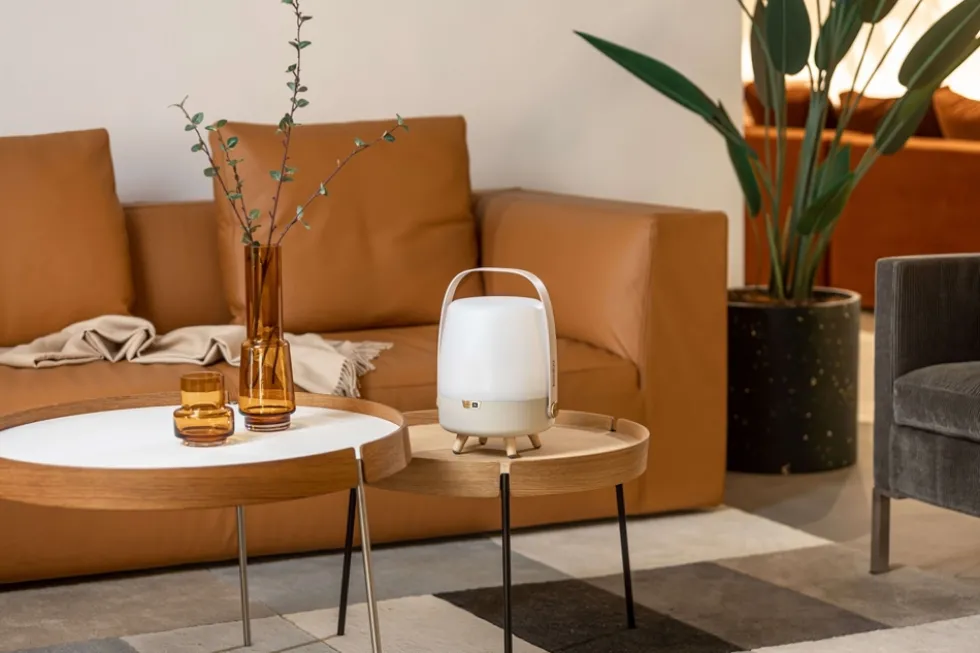 Lite-up Play Mini 2.0 LED lampe m/JBL højtaler, sand