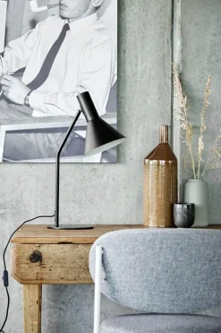LYSS bordlampe, mat mandelfarvet