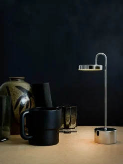 MooveLIGHT batterilampe / bordlampe m/trådløs oplader, krom
