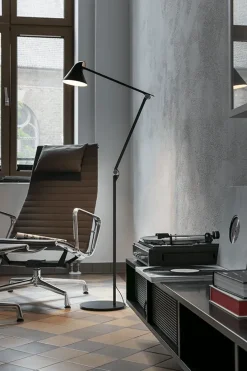 NJP gulvlampe, sort (3000 K)