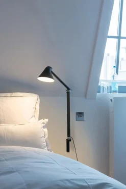 NJP væglampe m/kort arm 3000K, lys alu grå