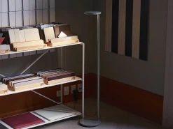 Oblique gulvlampe USB-C, blank grøn