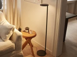 Oblique gulvlampe USB-C, blank grøn