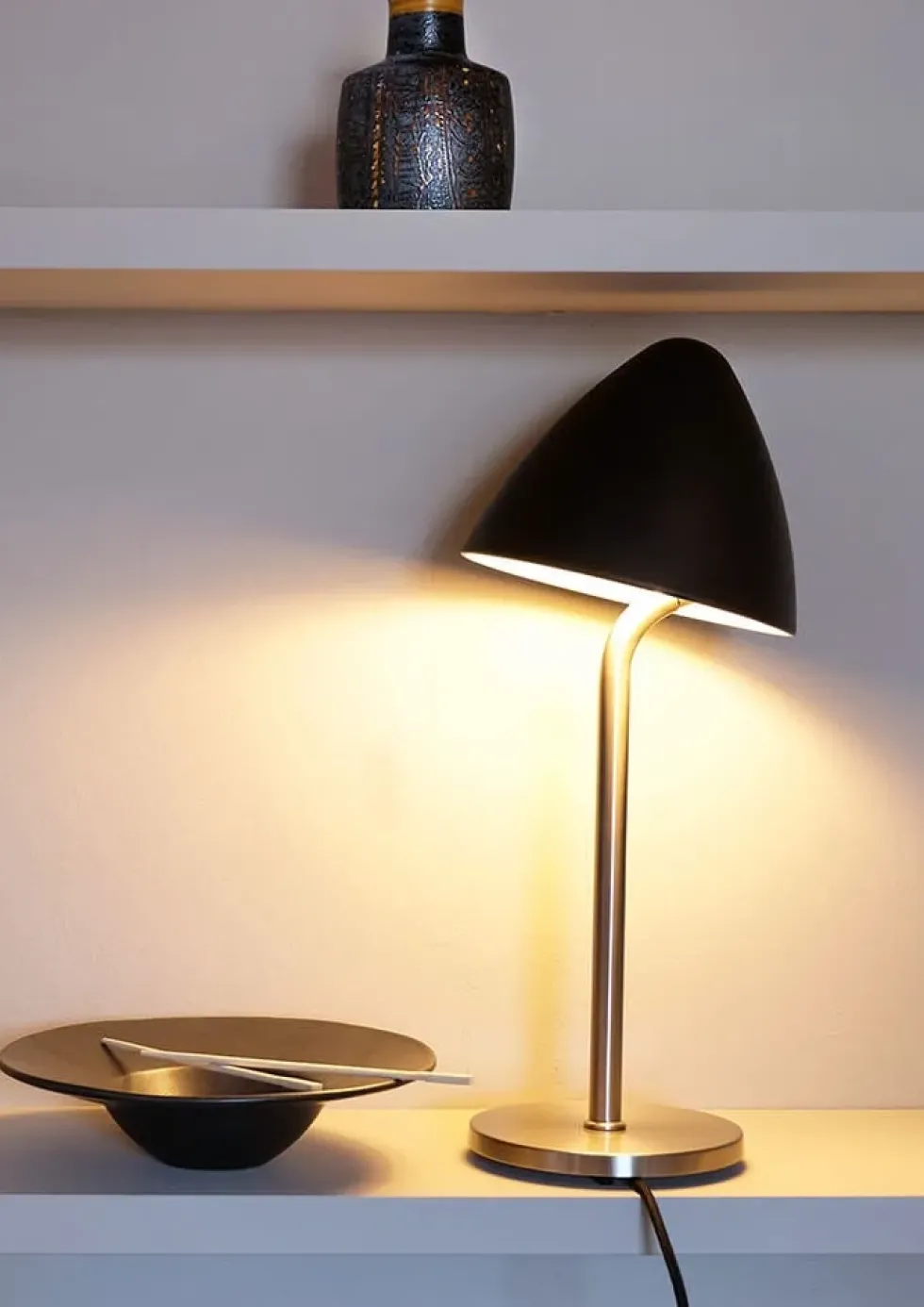 Oulu bordlampe, sort/børstet stål
