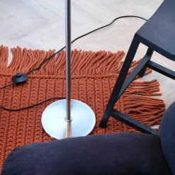Oulu gulvlampe, sort/børstet stål