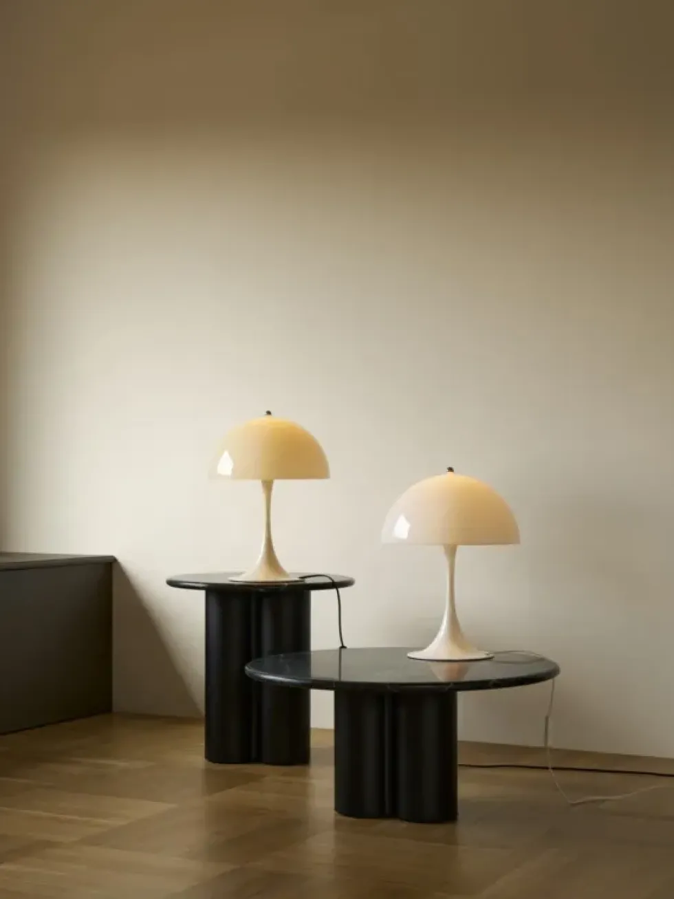 Panthella 320 bordlampe V2, beige opal