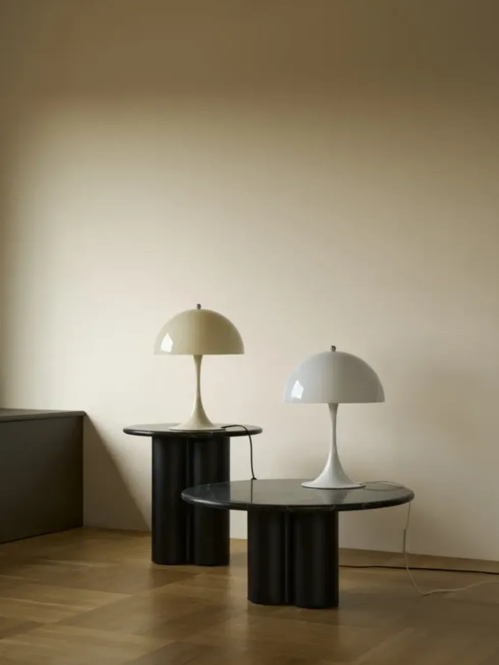 Panthella 320 bordlampe V2, beige opal