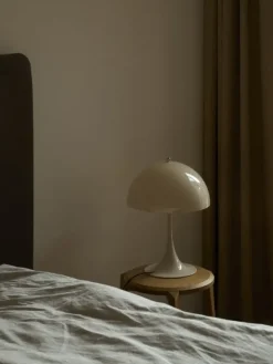 Panthella 320 bordlampe V2, beige opal