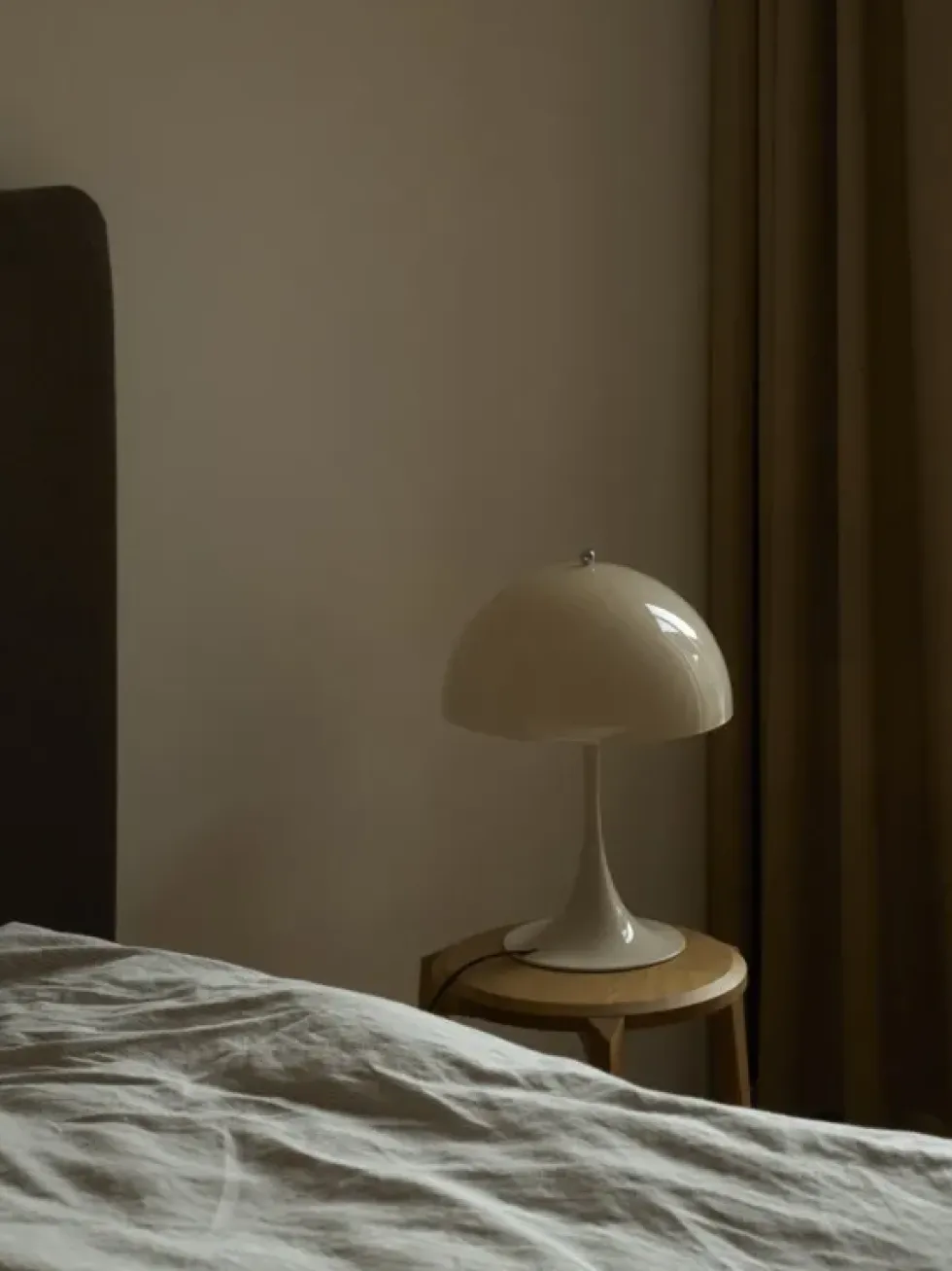 Panthella 320 bordlampe V2, beige opal