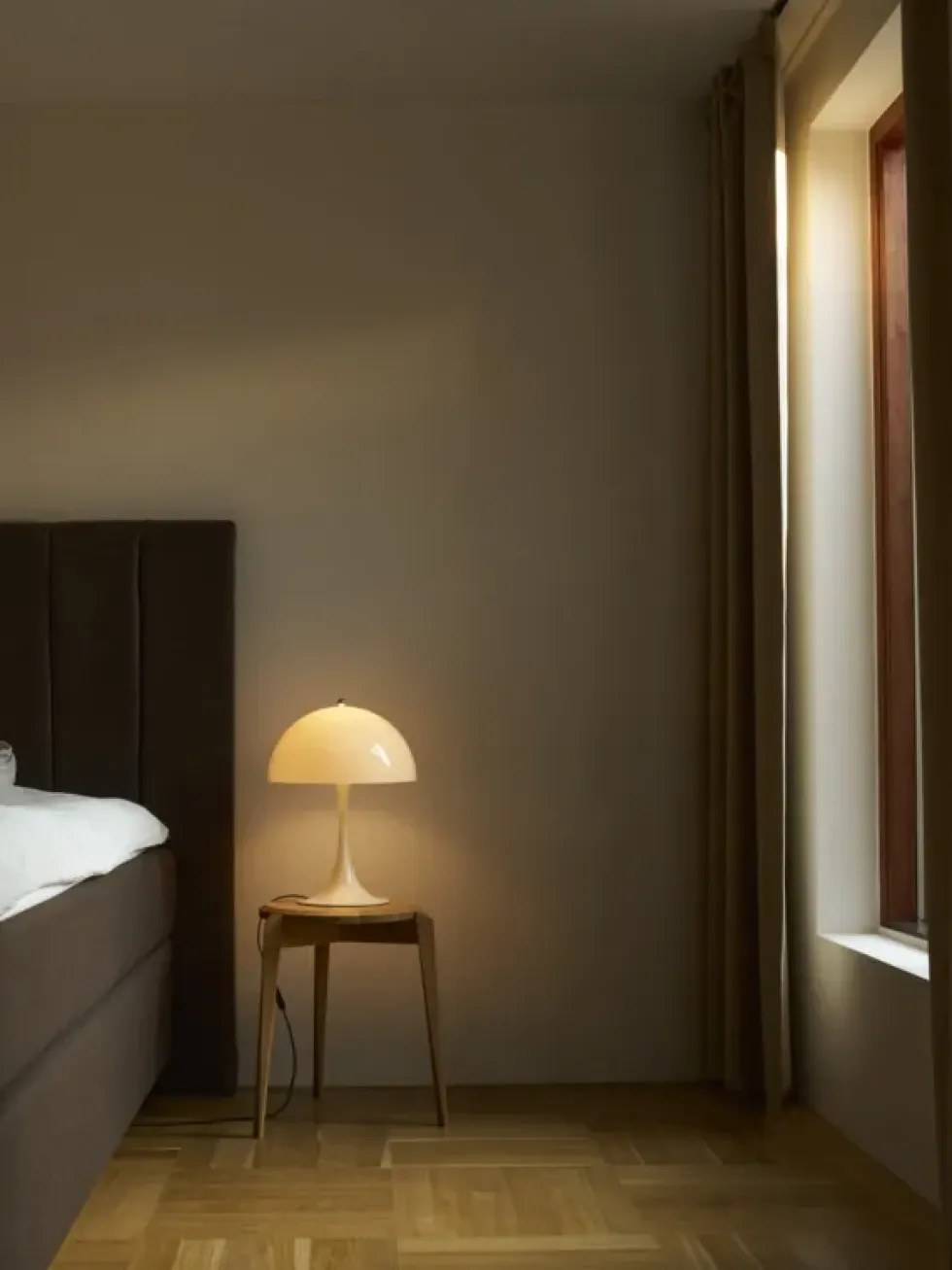 Panthella 320 bordlampe V2, beige opal