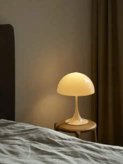 Panthella 320 bordlampe V2, beige opal