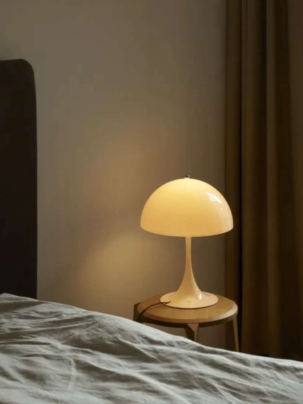 Panthella 320 bordlampe V2, beige opal