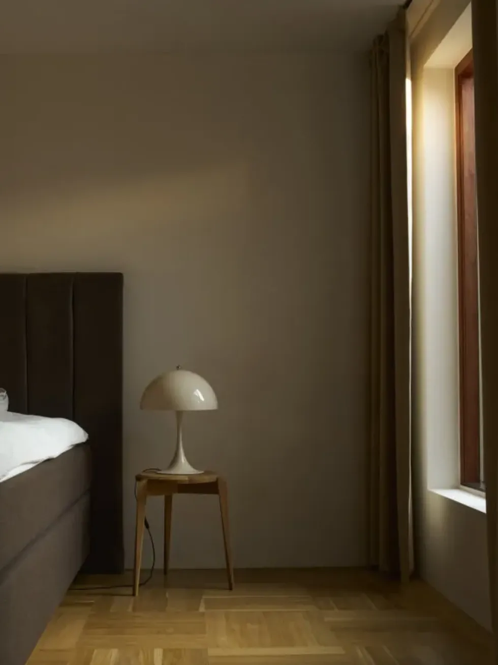 Panthella 320 bordlampe V2, beige opal