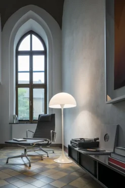 Panthella gulvlampe, hvid opal akryl