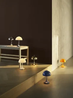 Panthella 160 Portable V3 bord- / batterilampe, krom/beige opal