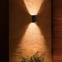 Philips Hue Resonate White and Color Ambiance udendørs væglampe, sort