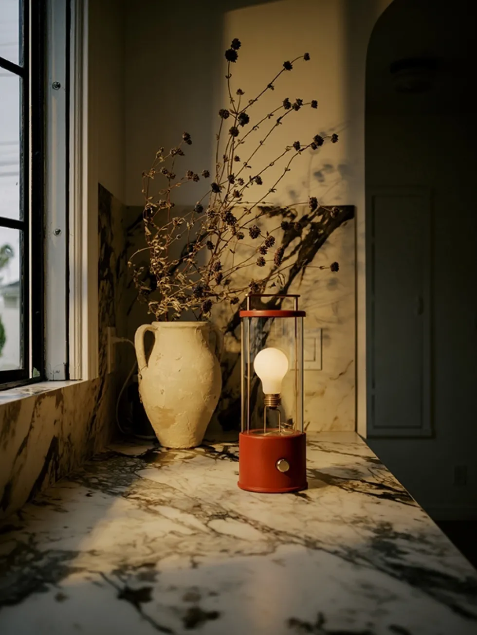Tala The Muse Portable bordlampe, pomona red