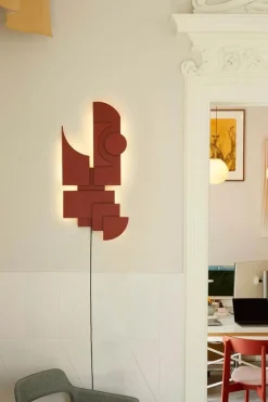 Totem Deco væglampe, baskisk rød