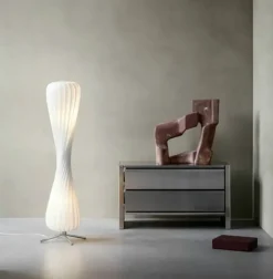 TR7 gulvlampe, plastik/hvid, 25 x 148 cm