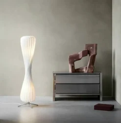 TR7 gulvlampe, plastik/hvid, 25 x 148 cm