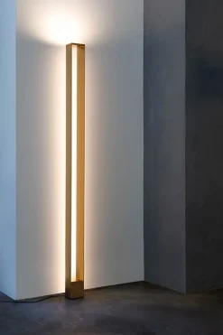 Tru gulvlampe, grå