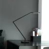 UNTITLED Linear lampe m/bordfod, sort